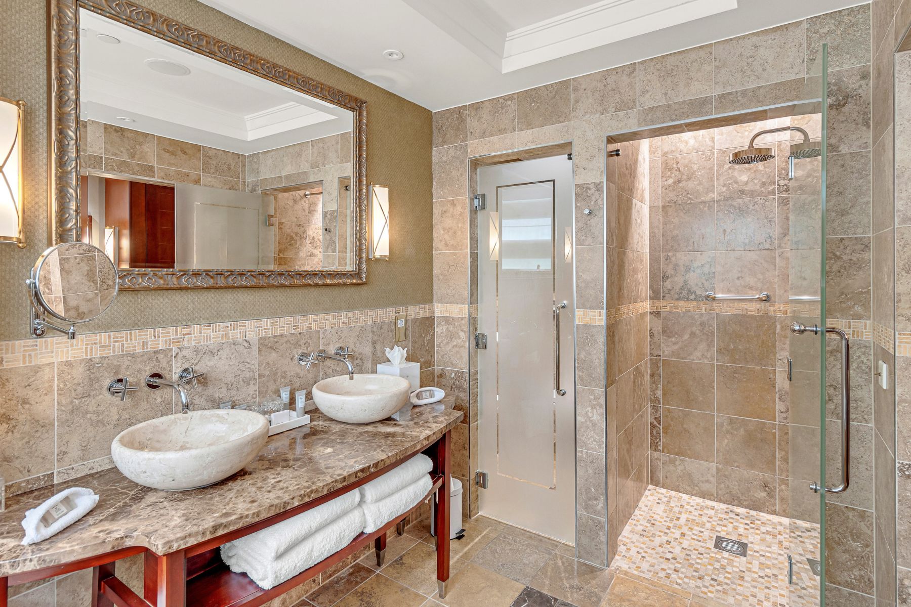 Luxury Suite Bathroom 